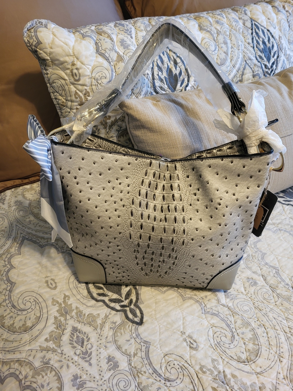 Women's Textured Shoulder Bag in Light Gray with Matching Wallet